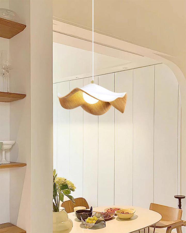 Elegante ElementBois hanglamp van hars en hout met lotusontwerp, straalt warme verlichting uit, ideaal voor elke ruimte.