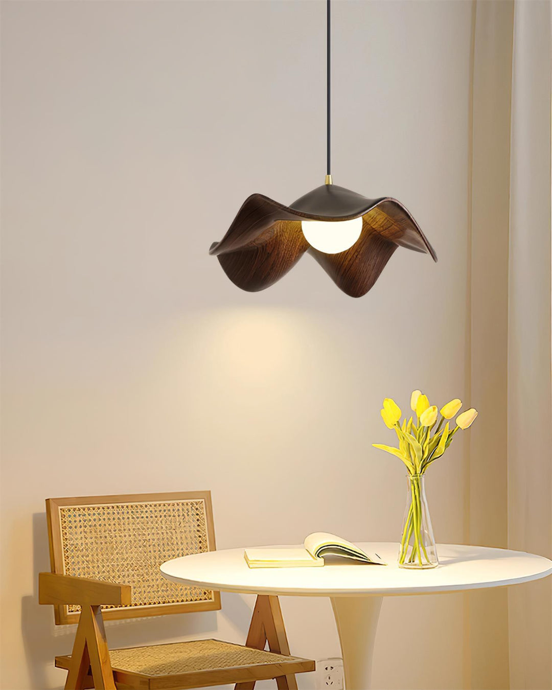 Elegante ElementBois hanglamp van hars en hout met lotusontwerp, straalt warme verlichting uit, ideaal voor elke ruimte.