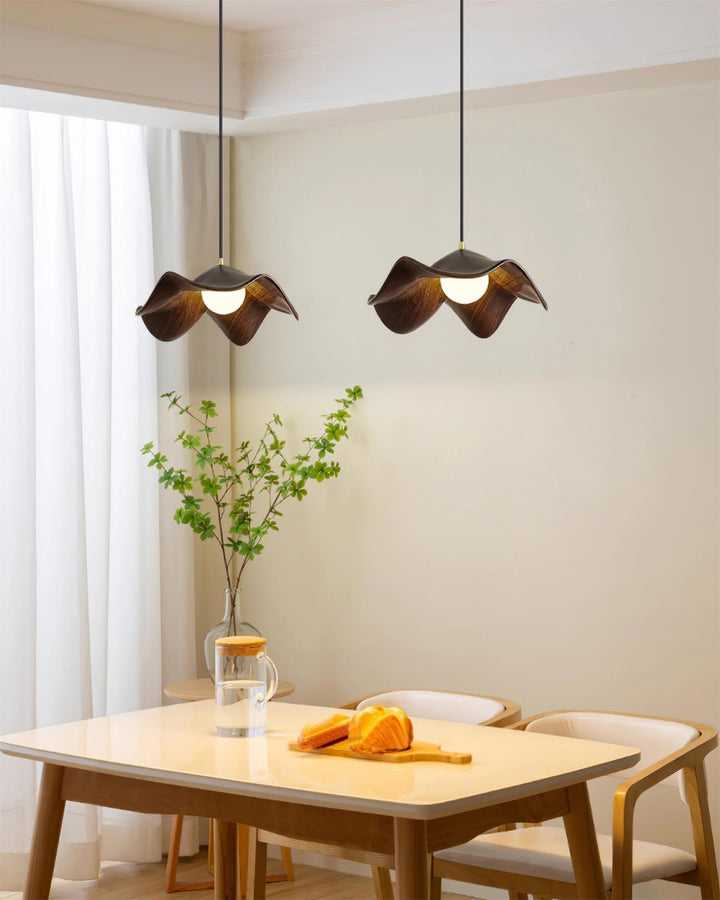 Elegante ElementBois hanglamp van hars en hout met lotusontwerp, straalt warme verlichting uit, ideaal voor elke ruimte.