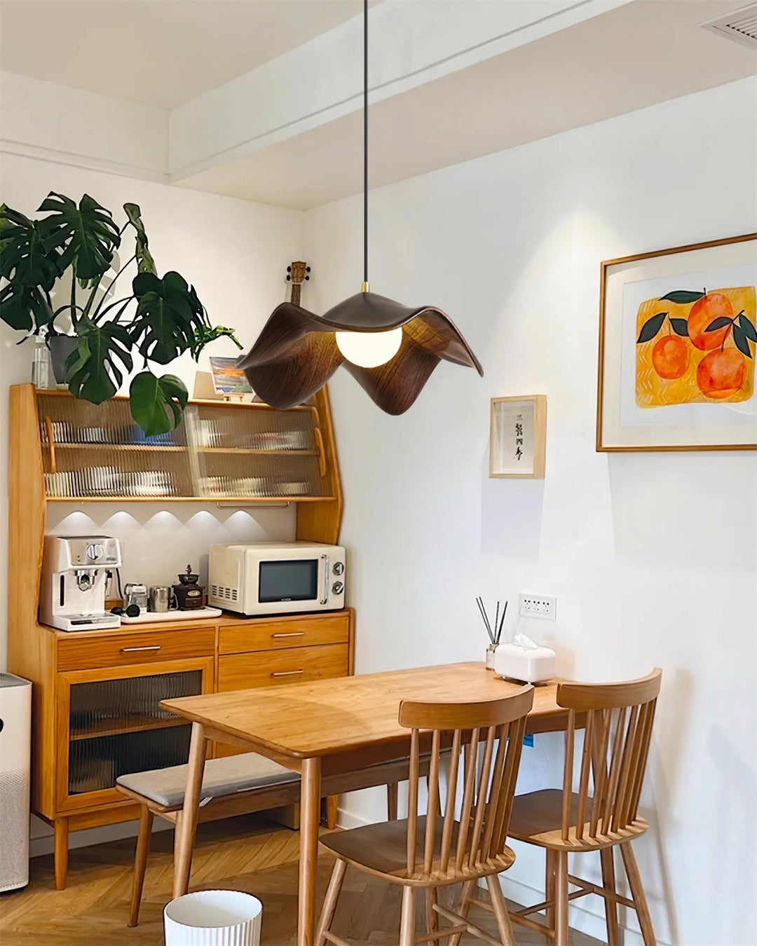 Elegante ElementBois hanglamp van hars en hout met lotusontwerp, straalt warme verlichting uit, ideaal voor elke ruimte.