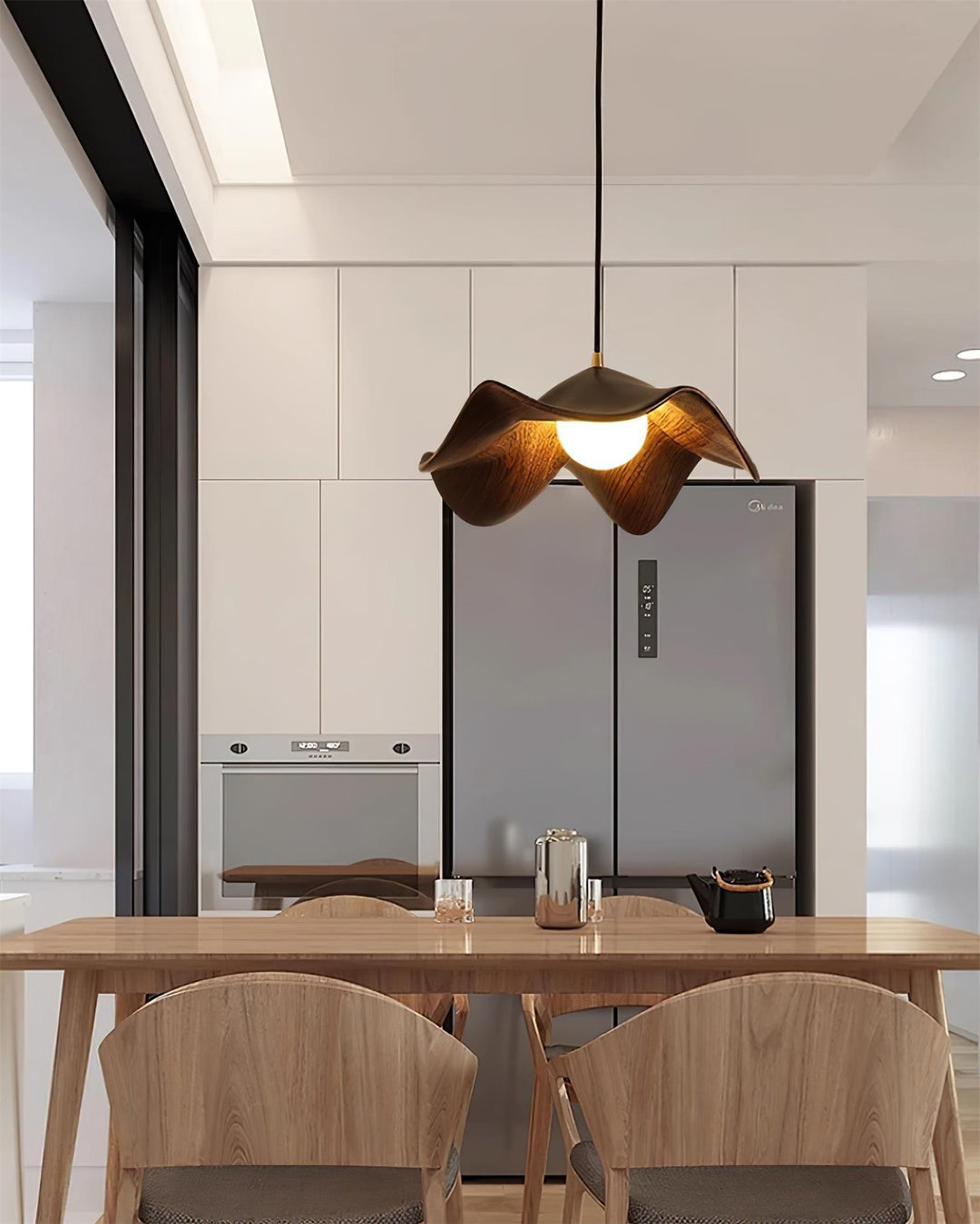Elegante Element Bois hanglamp van hars en hout met lotusontwerp, straalt warme verlichting uit, ideaal voor elke ruimte.