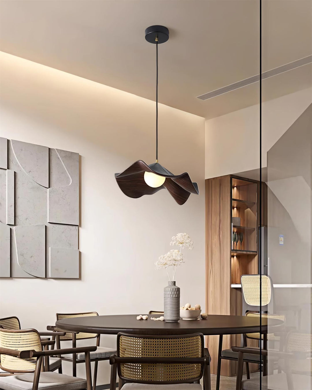 "Elegante ElementBois hanglamp van hout en hars met lotus ontwerp, straalt warme verlichting uit, ideaal voor elke ruimte."