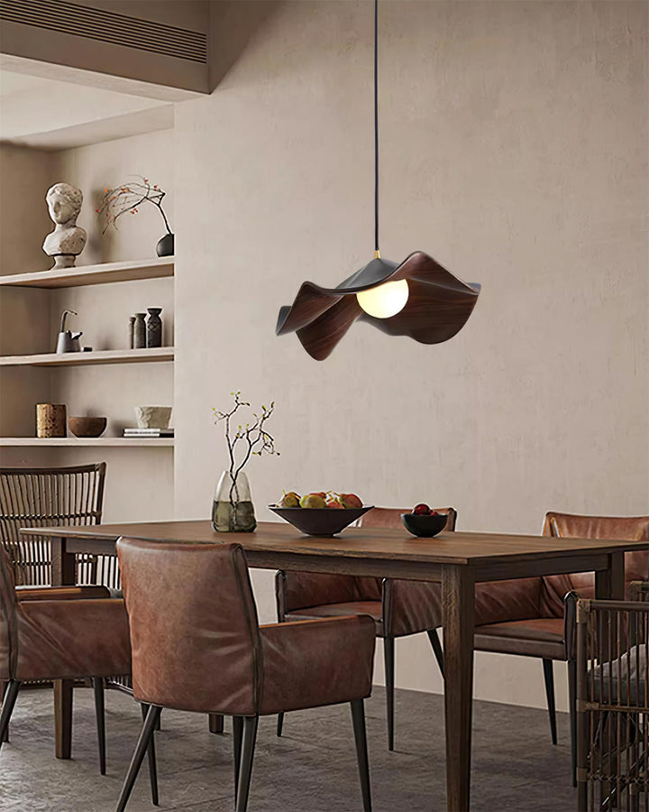 "Elegante ElementBois hanglamp van hout en hars met lotus ontwerp, straalt warme verlichting uit, ideaal voor elke ruimte."