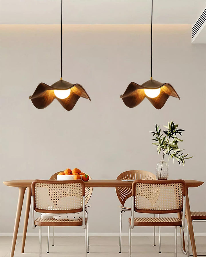 "Elegante ElementBois hanglamp van hout en hars met lotus ontwerp, straalt warme verlichting uit, ideaal voor elke ruimte."