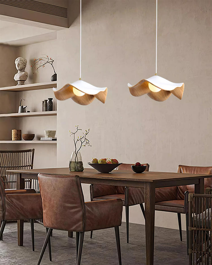 "Elegante ElementBois hanglamp van hout en hars met lotus ontwerp, straalt warme verlichting uit, ideaal voor elke ruimte."