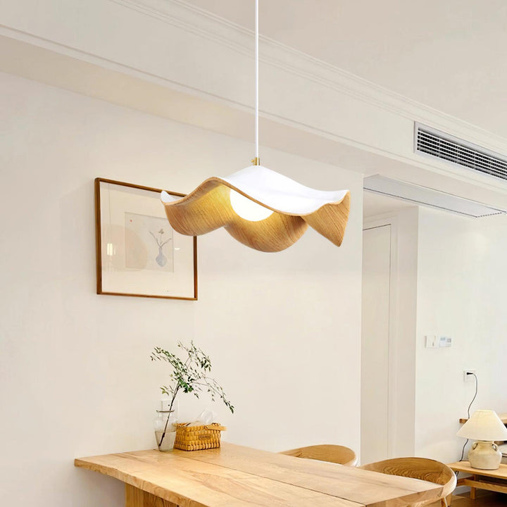 Elegante ElementBois hanglamp van hars en hout met lotusontwerp, straalt warme verlichting uit, ideaal voor elke ruimte.