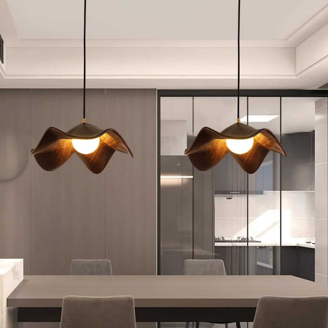 Elegante ElementBois hanglamp van hars en hout met lotusontwerp, straalt warme verlichting uit, ideaal voor elke ruimte.