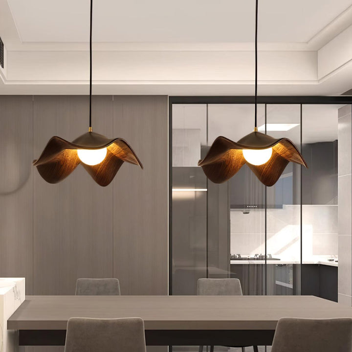 Elegante ElementBois hanglamp van hars en hout met lotusontwerp, straalt warme verlichting uit, ideaal voor elke ruimte.