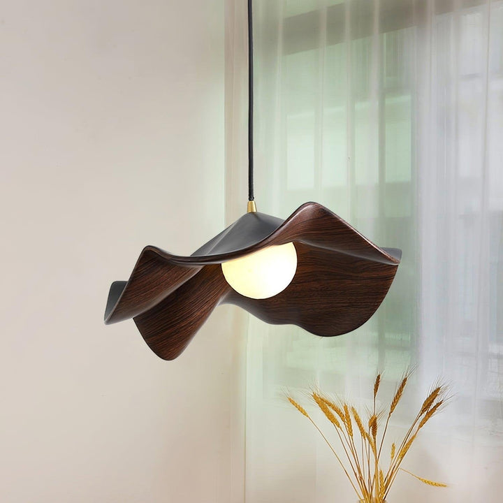 Elegante ElementBois hanglamp van hars en hout met lotusontwerp, straalt warme verlichting uit, ideaal voor elke ruimte.