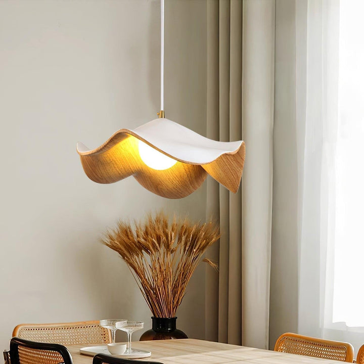 Elegante ElementBois hanglamp van hars en hout met lotusontwerp, straalt warme verlichting uit, ideaal voor elke ruimte.