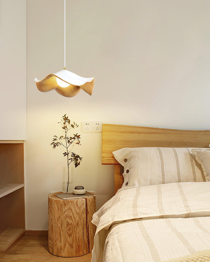 Elegante ElementBois hanglamp van hars en hout met lotusontwerp, straalt warme verlichting uit, ideaal voor elke ruimte.
