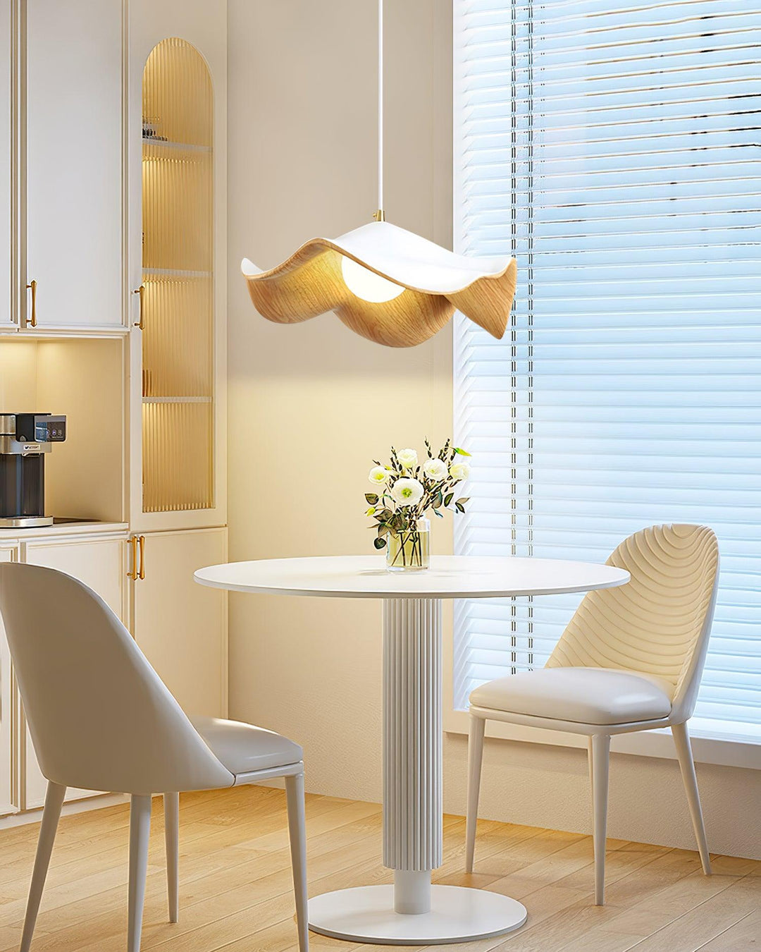 Elegante ElementBois hanglamp van hars en hout met lotusontwerp, straalt warme verlichting uit, ideaal voor elke ruimte.