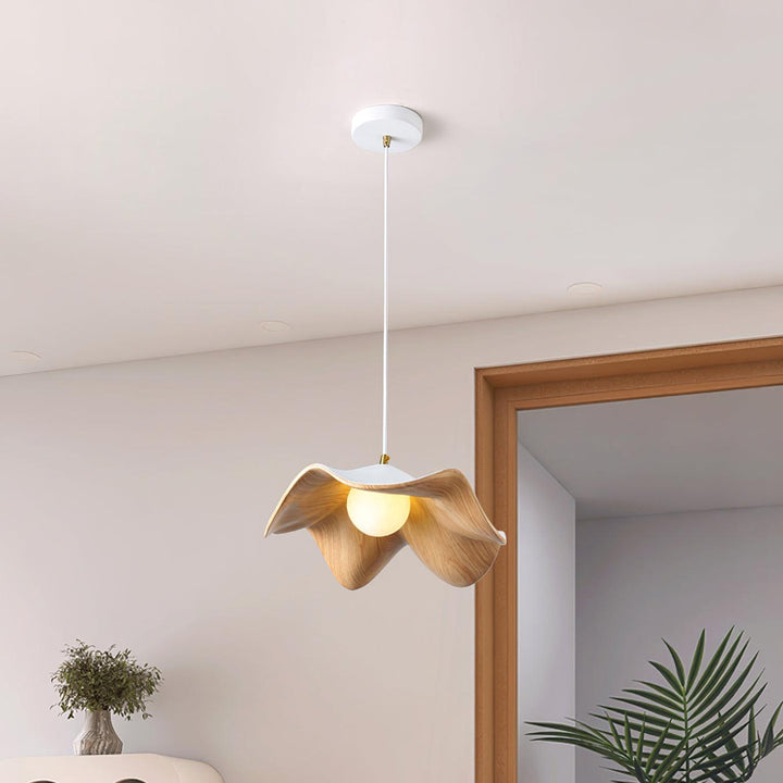 Elegante ElementBois hanglamp van hars en hout met lotusontwerp, straalt warme verlichting uit, ideaal voor elke ruimte.
