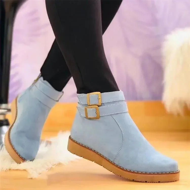 Dames loopt met Emma comfortlaarzen, toont het gemak en de stijl voor dagelijks gebruik.