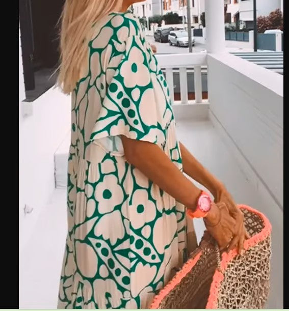Detailopname van de flatterende V-hals van de comfortabele dames maxi jurk Rosalie. Ideaal voor de zomer.