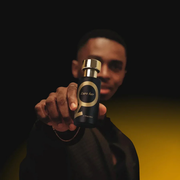 Elegante fles Lure Her feromonen eau de parfum voor mannen, met krachtige en subtiele geur die aantrekkingskracht bevordert.