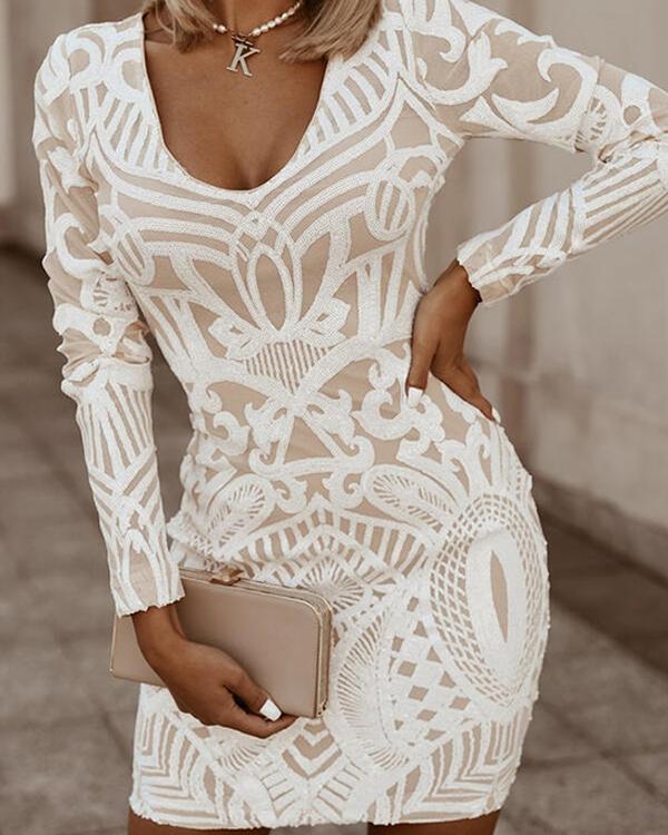Stijlvolle zwarte bodycon mini jurk voor dames, met verfijnd borduurwerk en diepe V-hals.