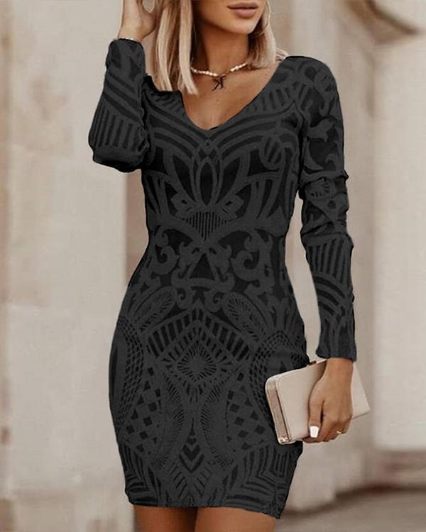Zwarte elegante bodycon feestjurk voor dames, met prachtig geborduurd design en verleidelijke V-hals.