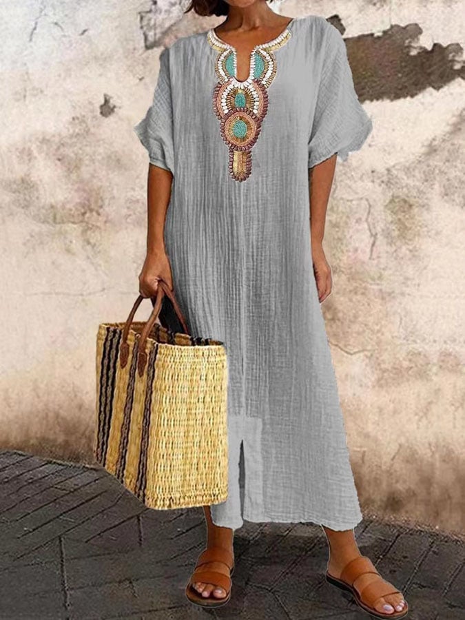 Geborduurde halslijn en mouwen van de luchtige maxi kaftan damesjurk, met bohemian details.
