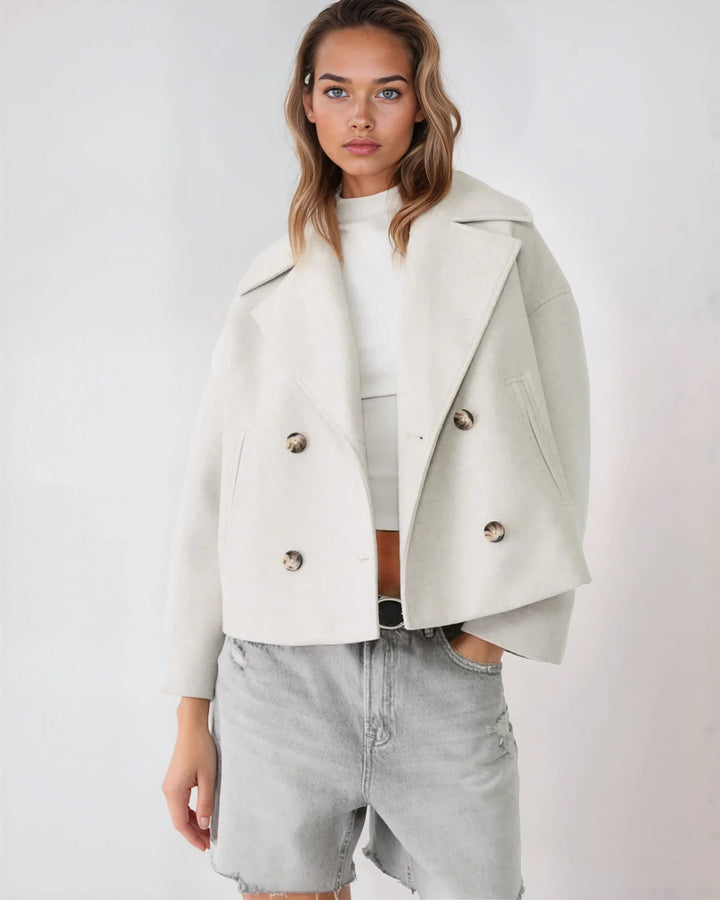 Elegante gebroken witte dames double breasted jas, kort model. Perfect voor een stijlvolle herfst- of winterlook.