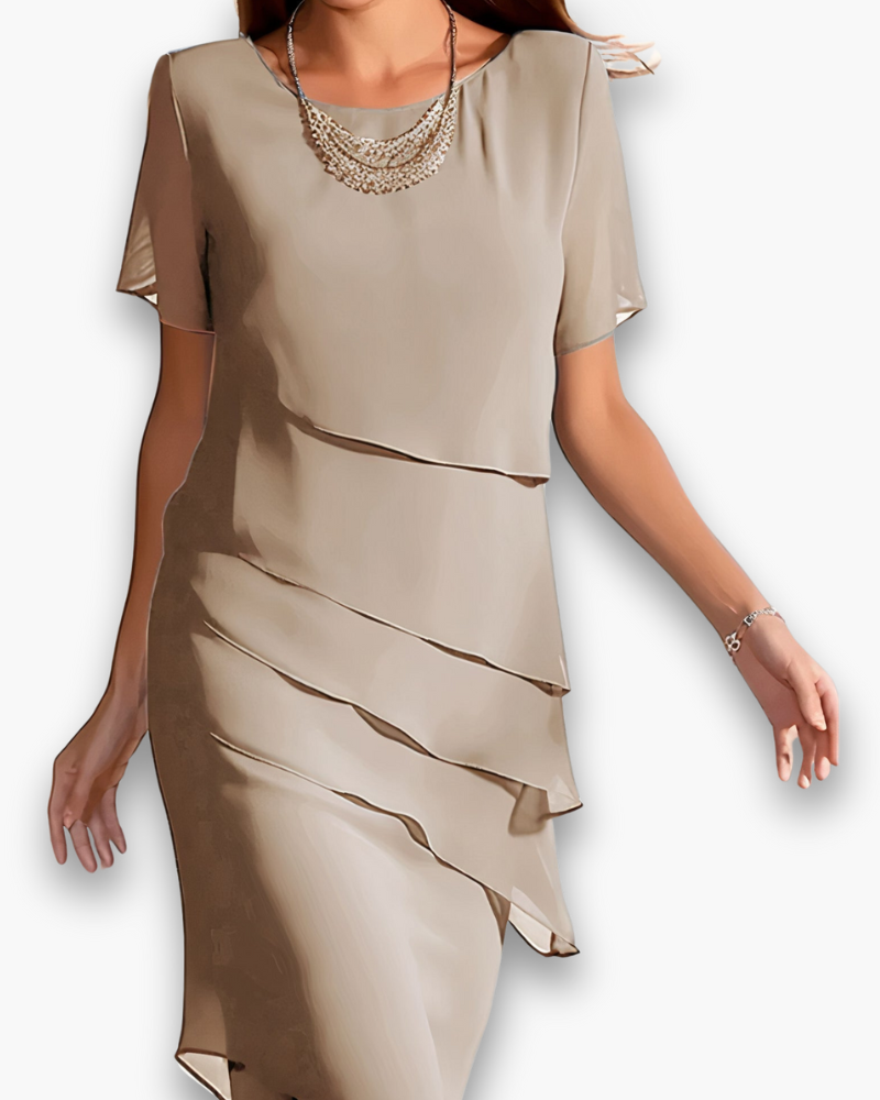 Comfortabele en elegante dames midi jurk, gelaagd voor een feestelijke of zomerse gelegenheid. Perfecte avondjurk.