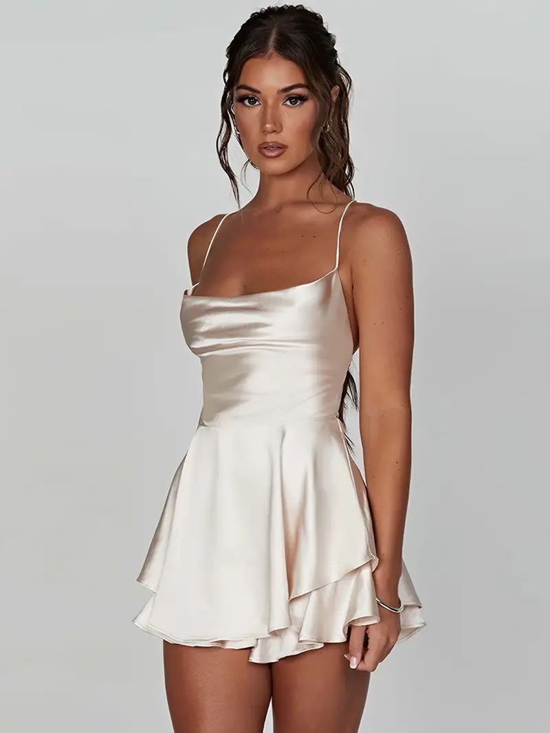 Stijlvolle dames mini jurk met ribbels, ideaal als moderne cocktailjurk of avondjurk.