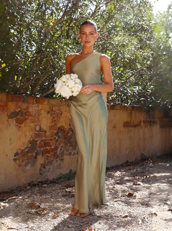 Moderne dames maxi jurk in groen met one-shoulder design en sexy hoge split; een stijlvolle keuze.