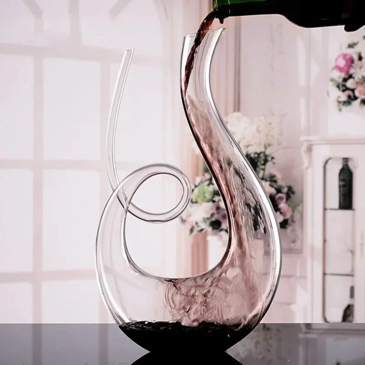 "Elegante handgemaakte wijnkaraf van loodvrij kristal, perfect voor optimale zuurstofvoorziening en smaakontwikkeling."