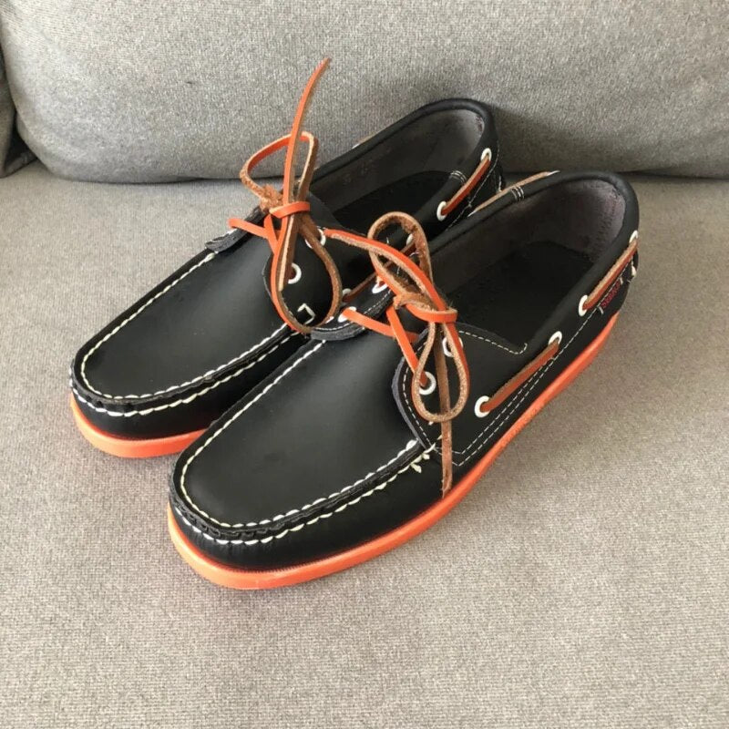 Leren heren bootschoenen, handgemaakt voor stijl en comfort, in diverse kleuren zoals bruin, rood, oranje, wit en groen.