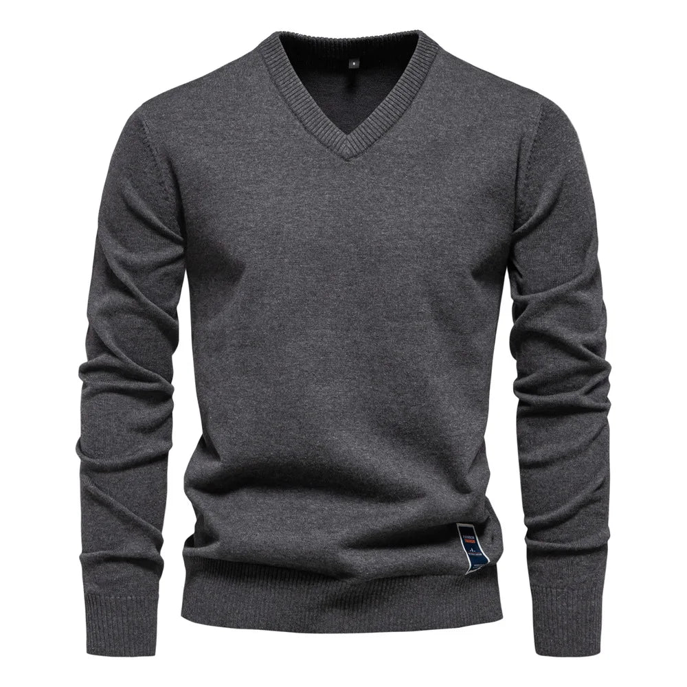 Moderne heren V-hals trui met elegante pasvorm, essentieel voor de stijlvolle bovenkleding collectie.