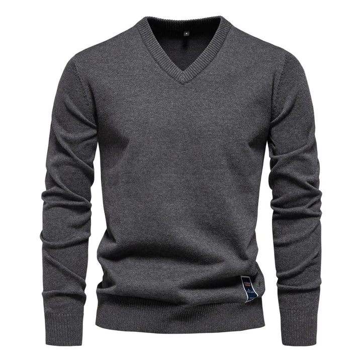 Moderne heren V-hals trui met elegante pasvorm, essentieel voor de stijlvolle bovenkleding collectie.