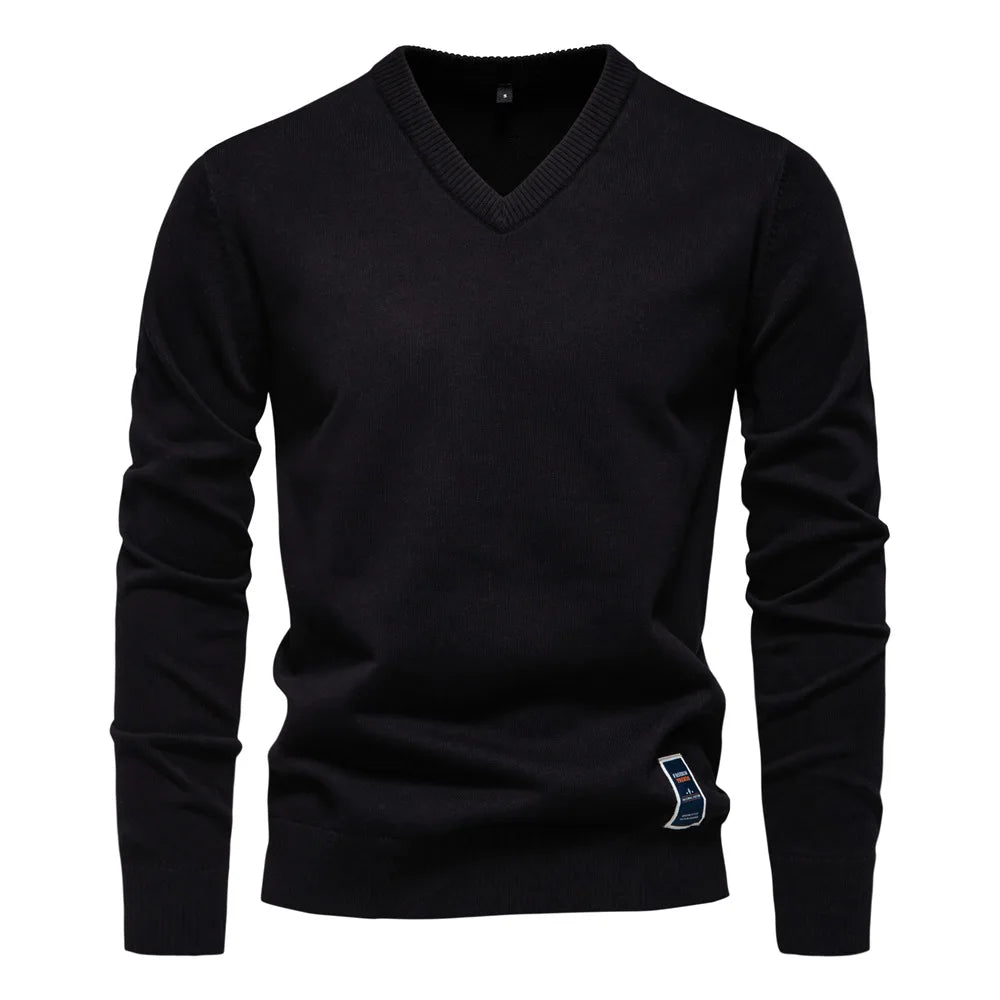 Warmte en stijl met deze heren V-hals trui. Ideale bovenkleding voor de koudere najaars- en wintermaanden.