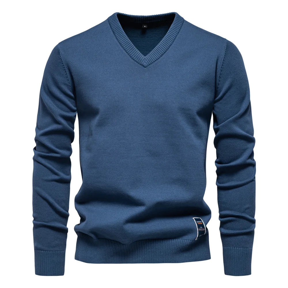 Afbeelding van een elegante heren V-hals trui, zachte stof en perfect voor diverse herenmode outfits.