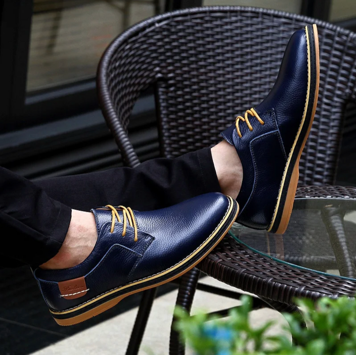 Klassieke bruine glanzende veterschoenen voor heren, comfortabel en elegant voor elke gelegenheid.