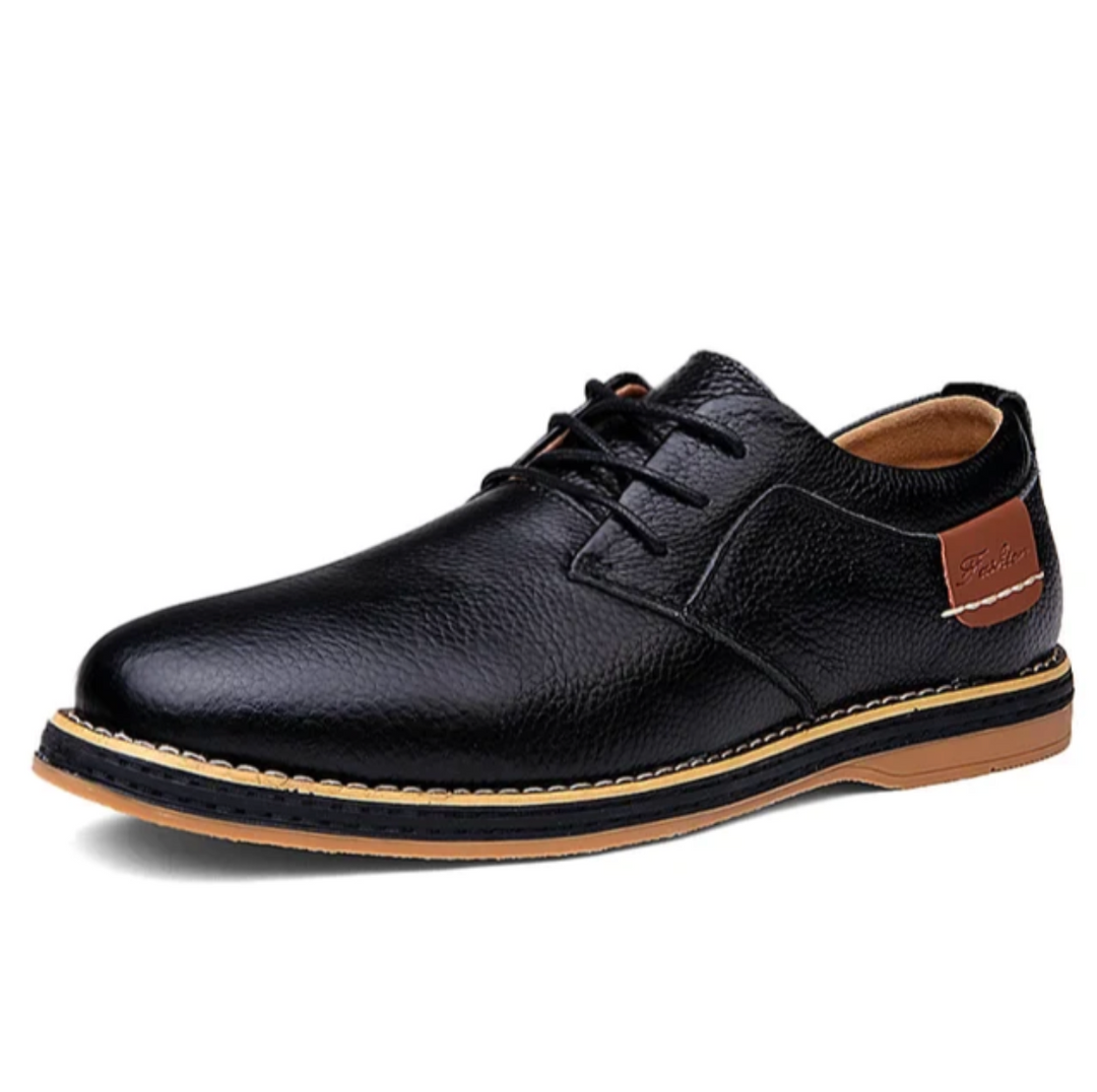Geklede herenschoenen met glanzende afwerking, perfect als formele, zakelijke of feestelijke veterschoenen.