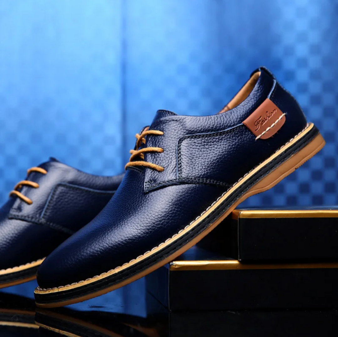 Glanzende veterschoenen heren, elegante nette schoenen met een tijdloze uitstraling voor zakelijke bijeenkomsten.