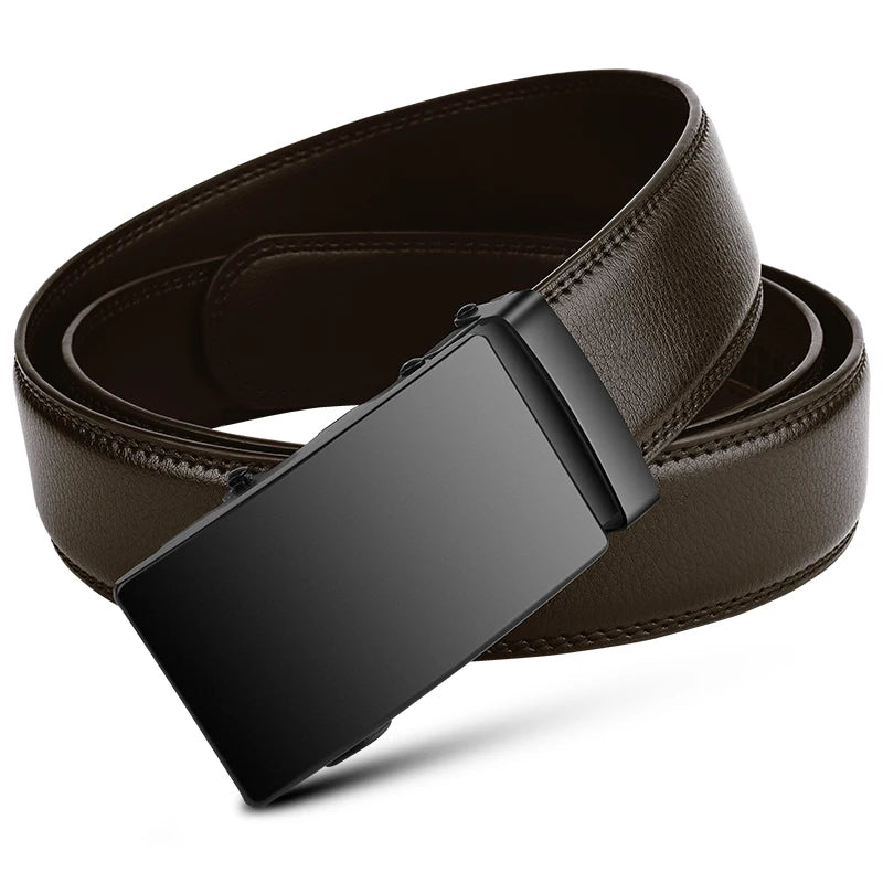 Detailopname van de innovatieve automatische gesp op een stijlvolle herenriem. Essentiële accessoire voor mannen.