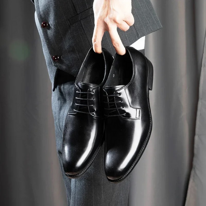 "Elegante herenschoenen van premium leer, vooraanzicht, klassieke stijl, tijdloos design, comfort voor elke gelegenheid."