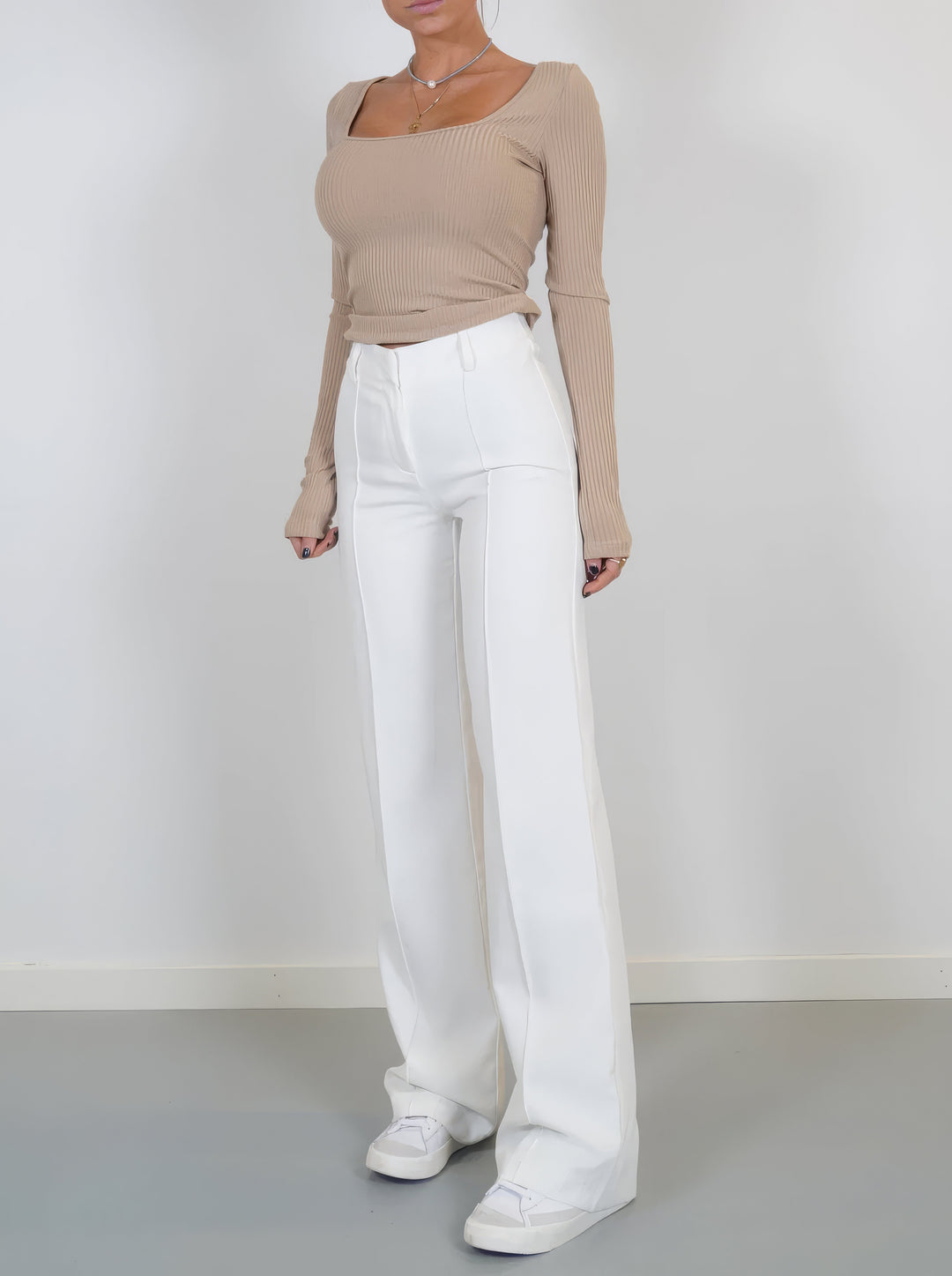Elegante high-waist pantalon dames met rechte pijpen, zachte stretchstof, blinde ritssluiting; modieus en comfortabel.