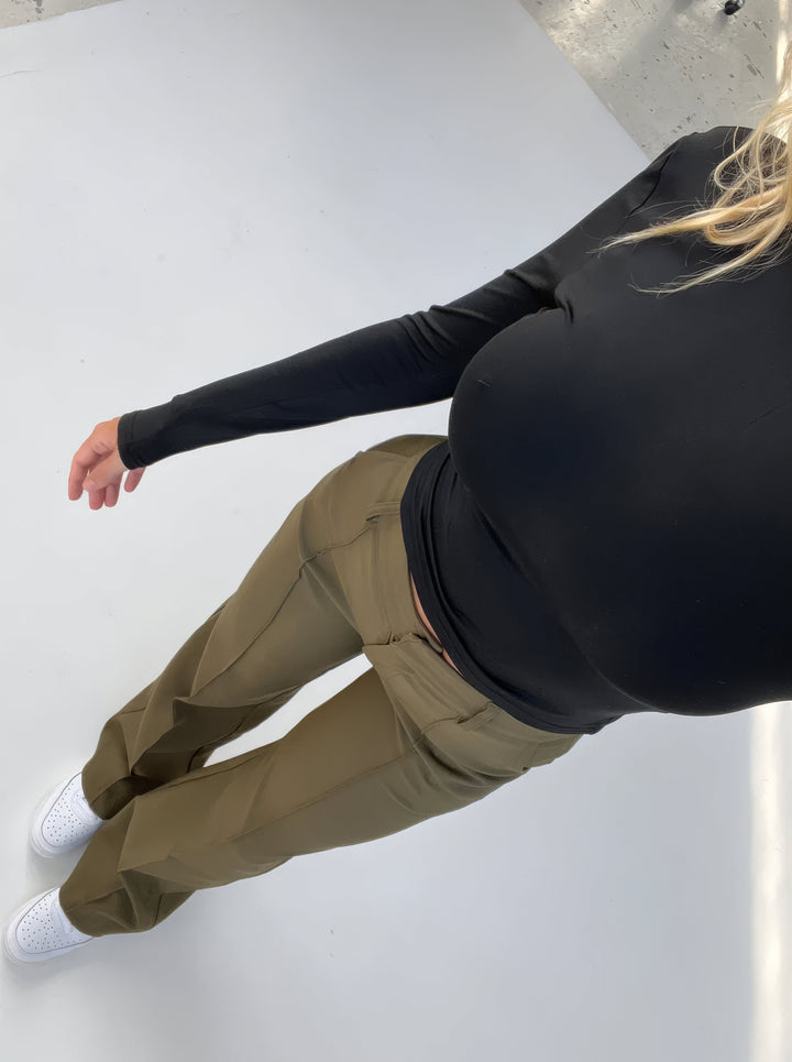 Elegante high-waist pantalon dames met rechte pijpen, zachte stretchstof, blinde ritssluiting; modieus en comfortabel.