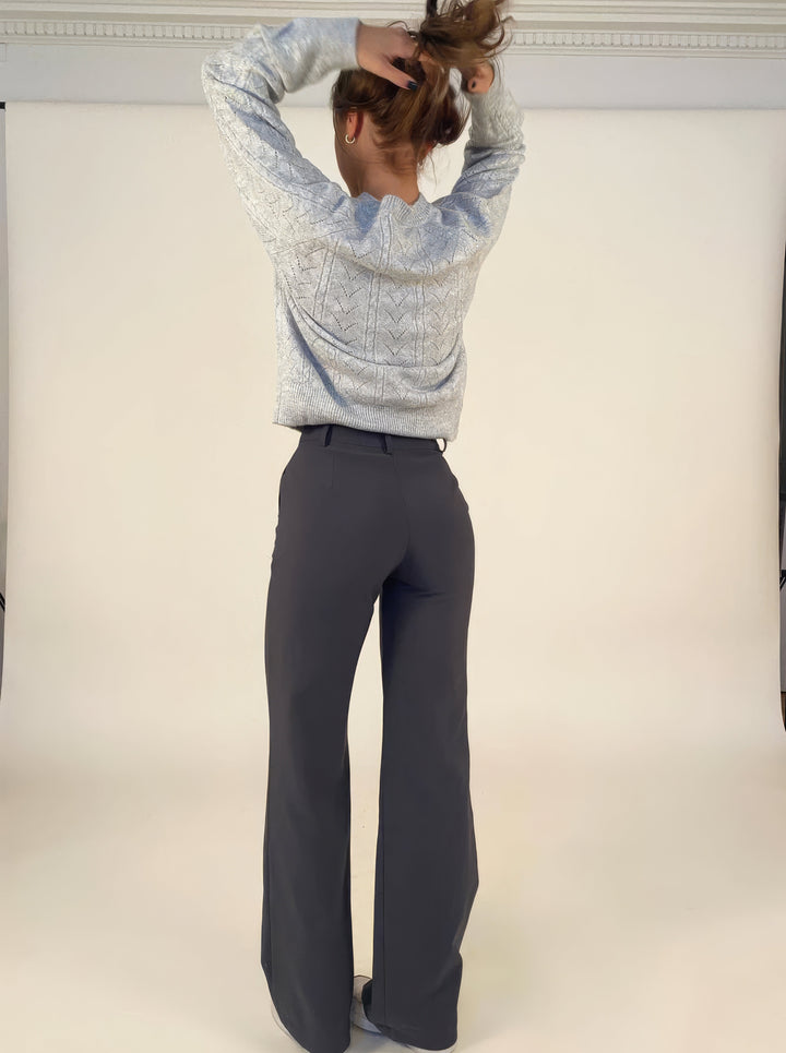 Elegante high-waist pantalon dames met rechte pijpen, zachte stretchstof, blinde ritssluiting; modieus en comfortabel.