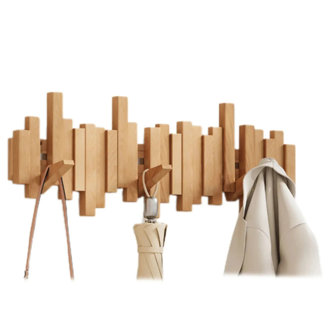 Pianostijl houten kapstok in gebruik met jassen/tassen. Functionele, decoratieve opbergoplossing voor hal.
