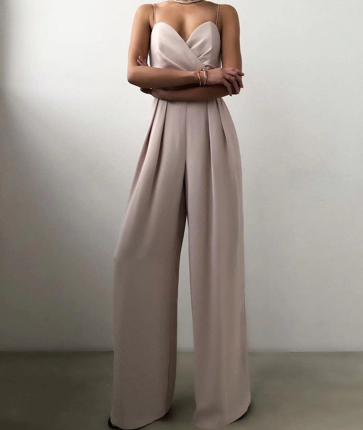 "Elegante jumpsuit met verleidelijke schouderbanden en nauwsluitende pasvorm, ideaal voor elke gelegenheid."