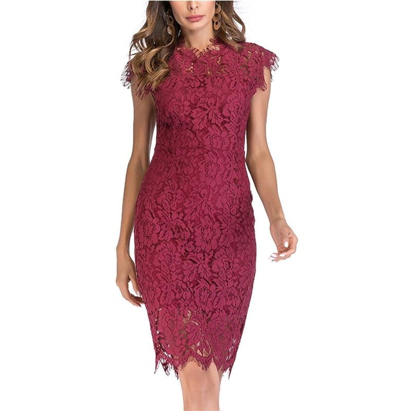 Elegante kanten midi feestjurk met flatterend silhouet, ideaal voor feesten en bruiloften.