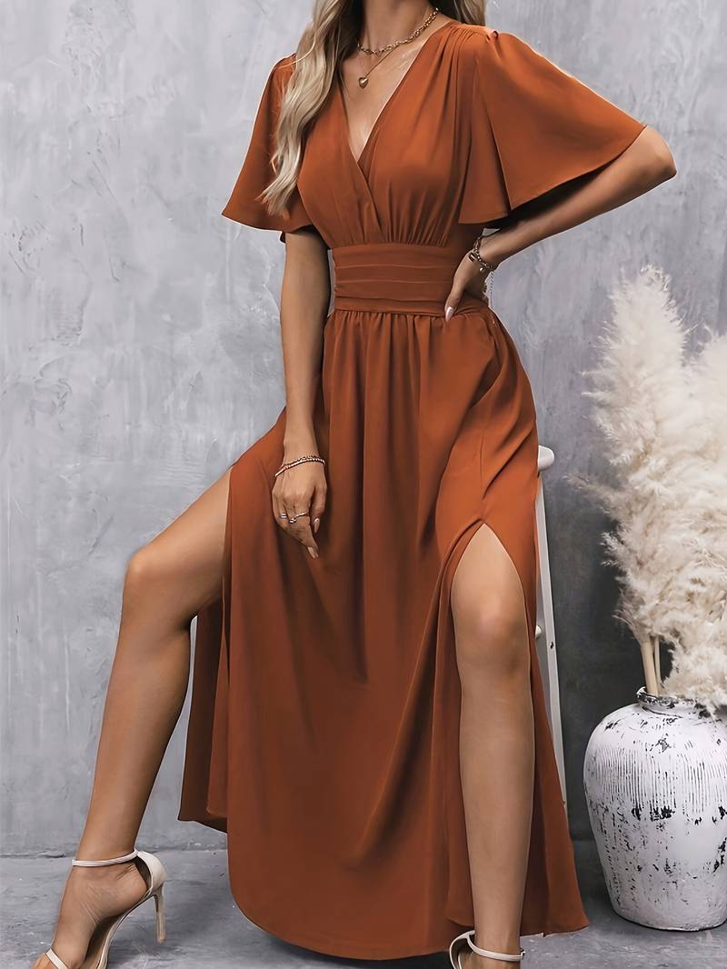 Comfortabele lange karamel jurk met split voor dames, perfect voor een elegante avond of casual uitje.