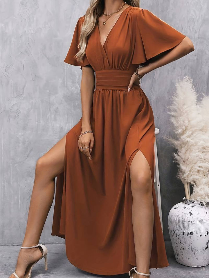 Comfortabele lange karamel jurk met split voor dames, perfect voor een elegante avond of casual uitje.