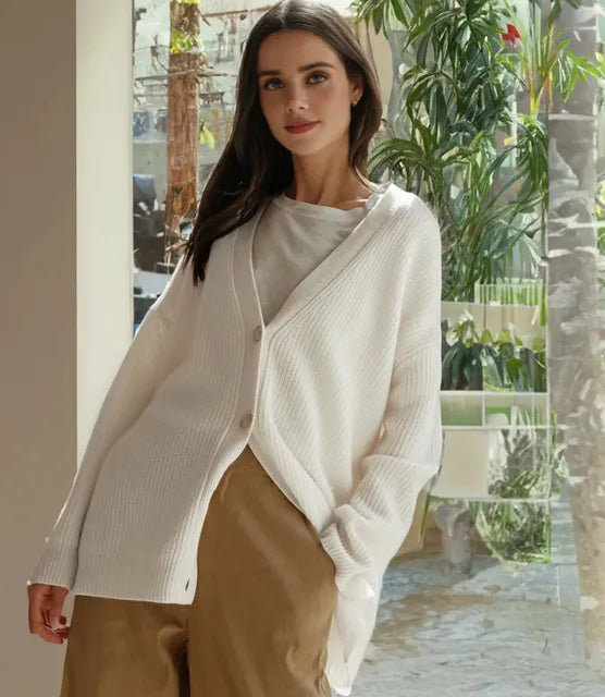 "Elegante kasjmier cardigan met lange mouwen, V-hals en open voorkant, ideaal voor herfst/winter. Stijlvol en tijdloos ontwer