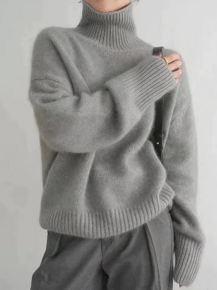 "Elegante kasjmier damescoltrui, zijdezacht, hoge kraag, beige. Ideaal voor warme, stijlvolle winterlooks."