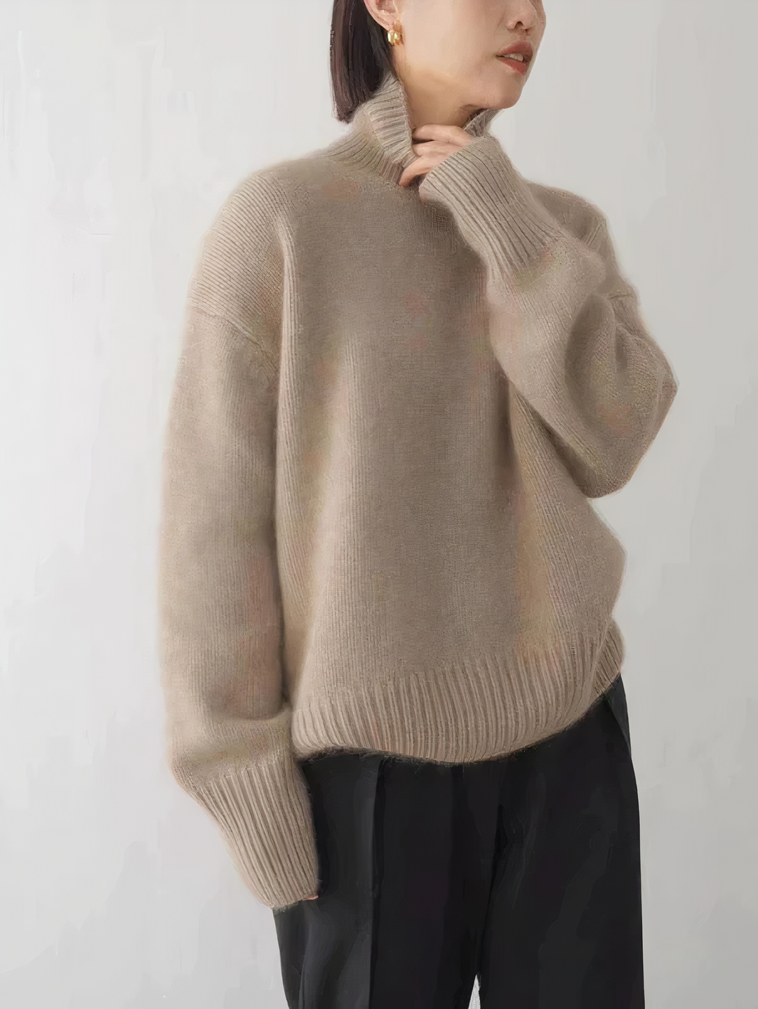 "Elegante kasjmier damescoltrui, zijdezacht, hoge kraag, beige. Ideaal voor warme, stijlvolle winterlooks."