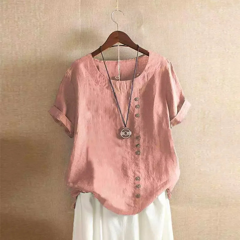 Elegante katoenen damesblouse met Peter Pan kraag, luchtige zomerstijl, losse pasvorm en subtiele knoopdetails.